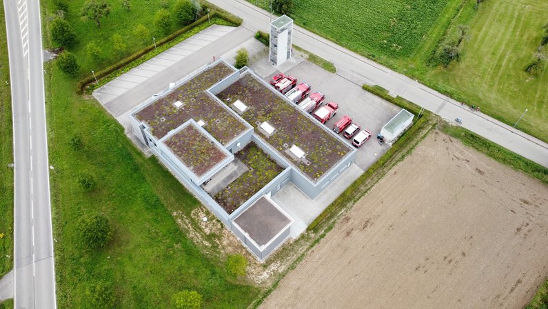 Bild zeigt die Feuerwache in der Luftaufnahme