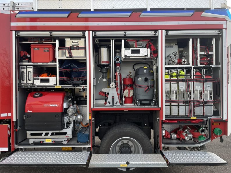 Fahrzeugbeladung LF-KATSCHUTZ Seitenansicht Fahrerseite