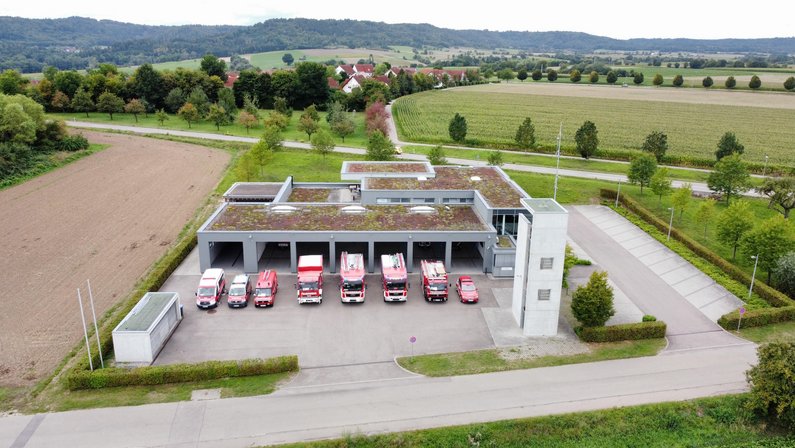 Bild zeigt die Feuerwache in der Luftaufnahme